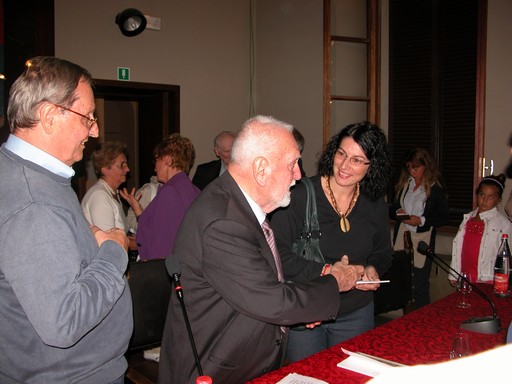 le persone in sala salutano il dottor Pietrasanta