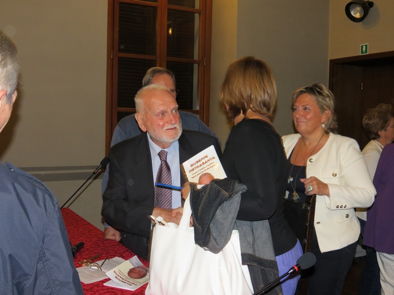 le persone in sala salutano il dottor Pietrasanta